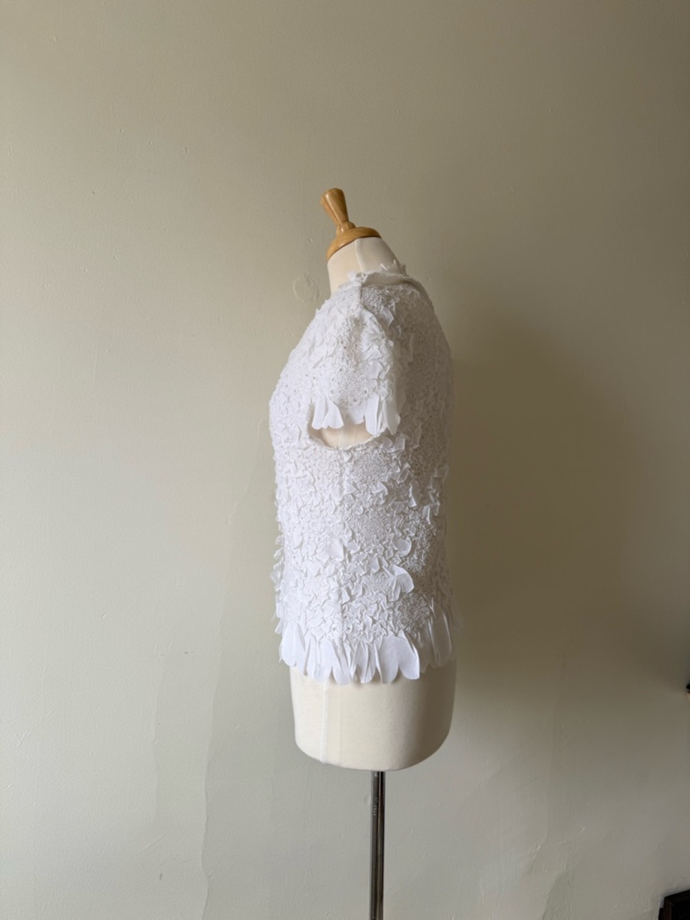 Alison Sheri Textured Lace Appliqué Top White Floral - Picture 4 of 6